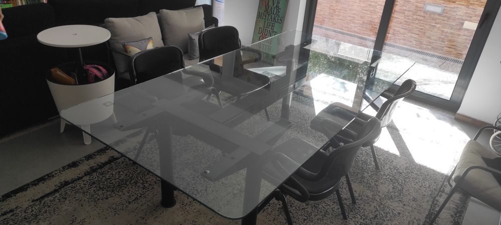 Mesa de vidro com 6 cadeiras