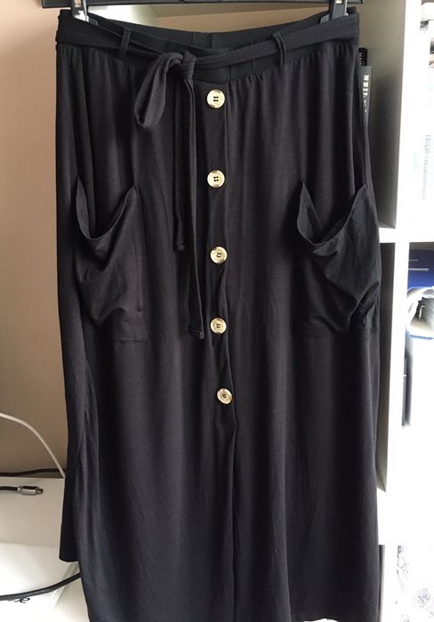 Czarna spodnica midi na guziczki wiązana paskiem w talii