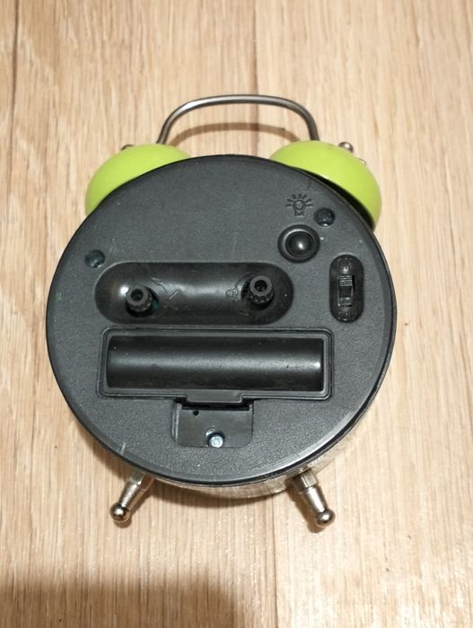 Zegar budzik z dzwonkiem