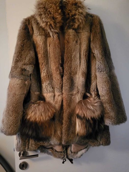 Casaco com carapuço, pêlo coelho.