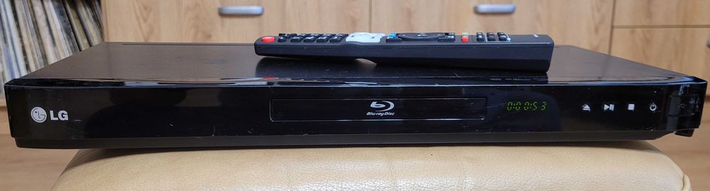 LG BD550 Odtwarzacz Blu-Ray/DVD/CD/USB z HDMI, pilot