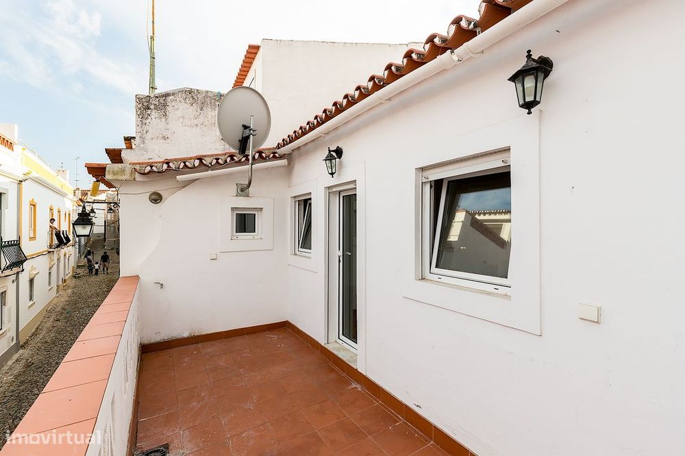 Moradia T3 de Rés do Chão e 1º Andar c/ Terraço no Centro Histórico de