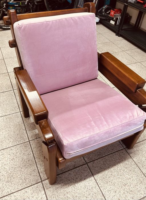 Cadeirão em madeira rosa