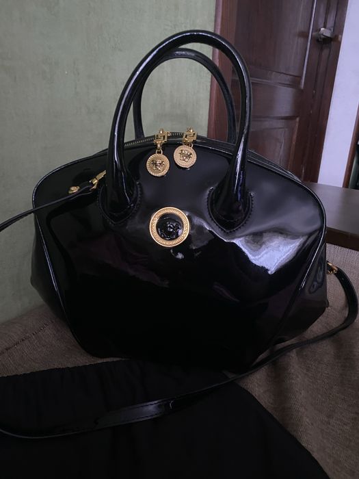 Кожаная лакированная сумка Versace