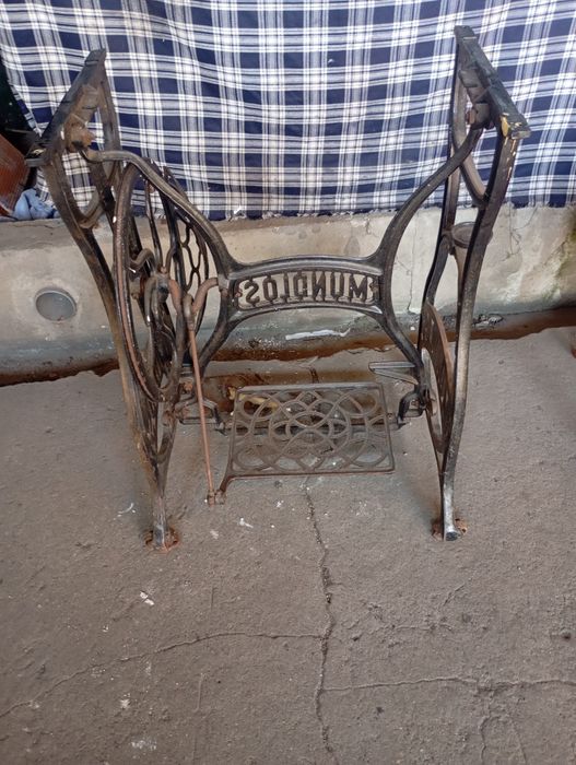 Vendo pé de máquina de costura muito bonito