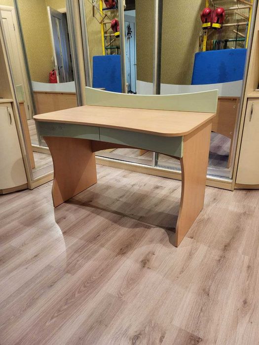 Продам 2 письменных  стола