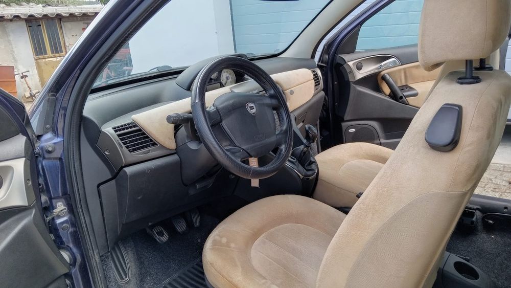 Lancia ypsilon 2