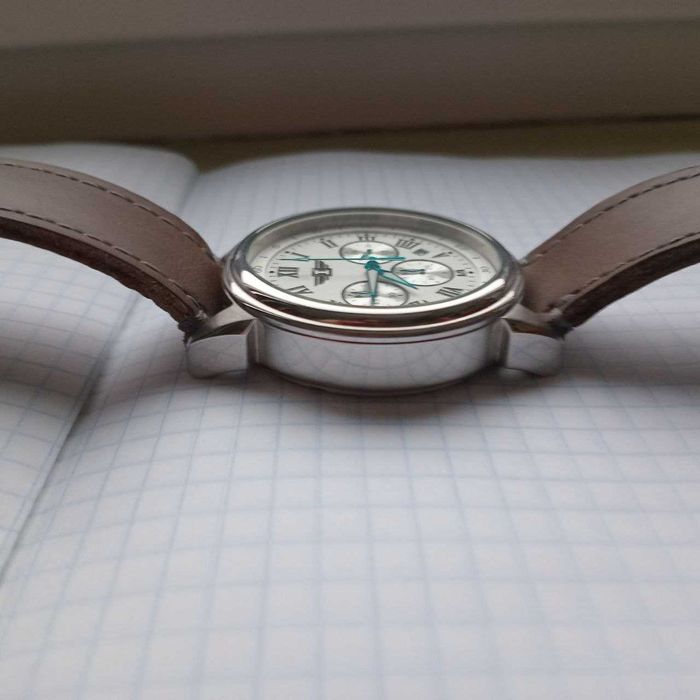 Часы оригинал Invicta на уверенном ходу новые