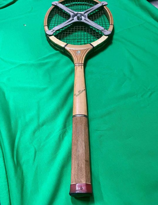 Raquetes vintage de madeira e acessórios antigos de tênis