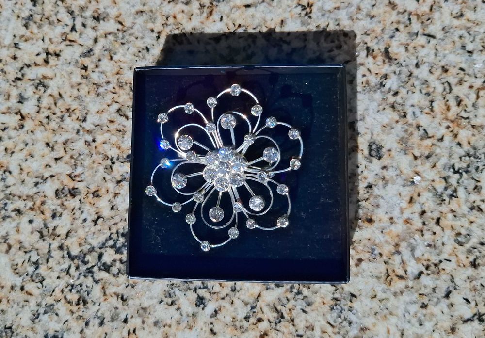 Alfinete em metal prateado com pedras brilhantes NOVO