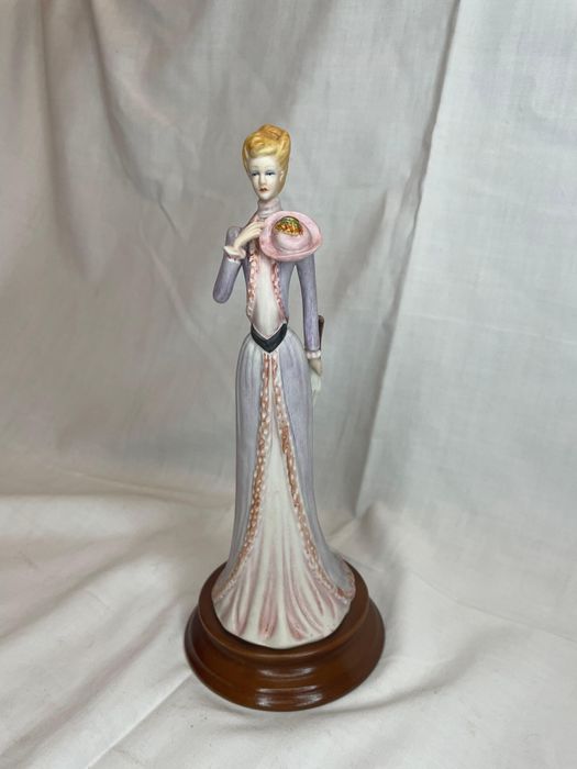 Boneca porcelana  decoração  antiguidade