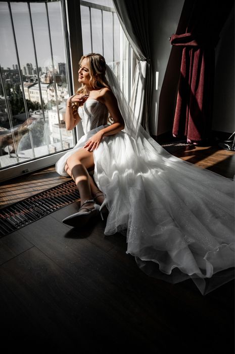 Весільна сукня з розрізом та корсетом