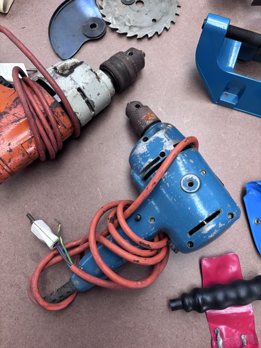 2 máquinas de furar e acessórios Black & Decker