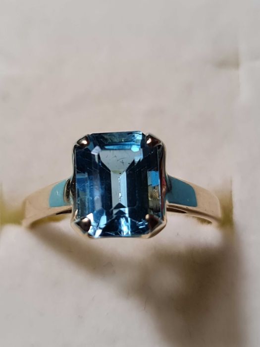 Złoty pierścionek z topazem