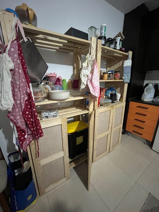 Estantes de madeira para cozinha ou despensa