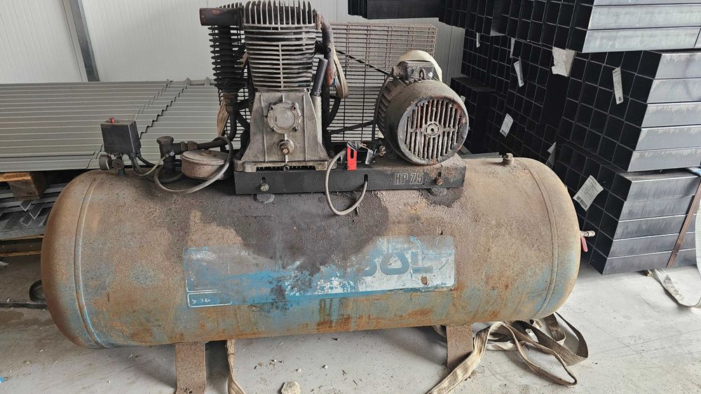 Compressor antigo a trabalhar