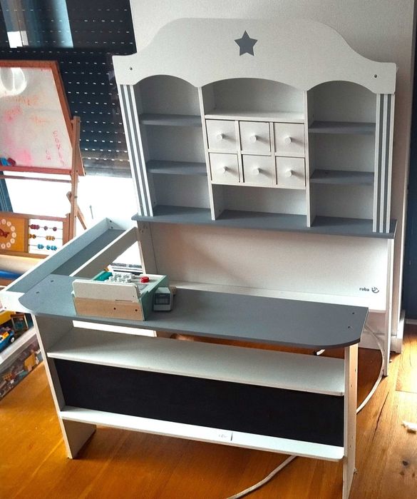 duży drewniany sklepik dla dzieci