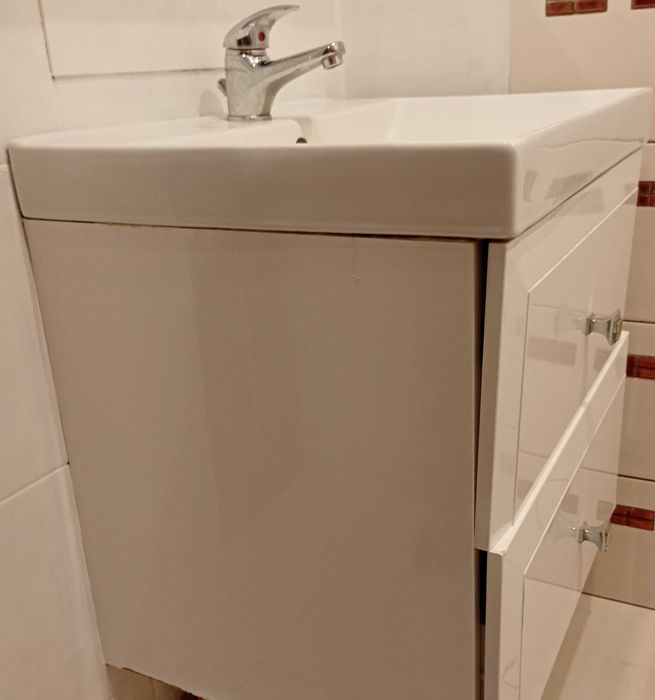 Umywalka,szafka,bateria.