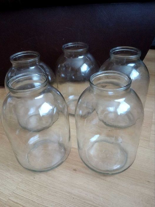 Граблі, годівниці, ножі для січкарні, пляшки, банки