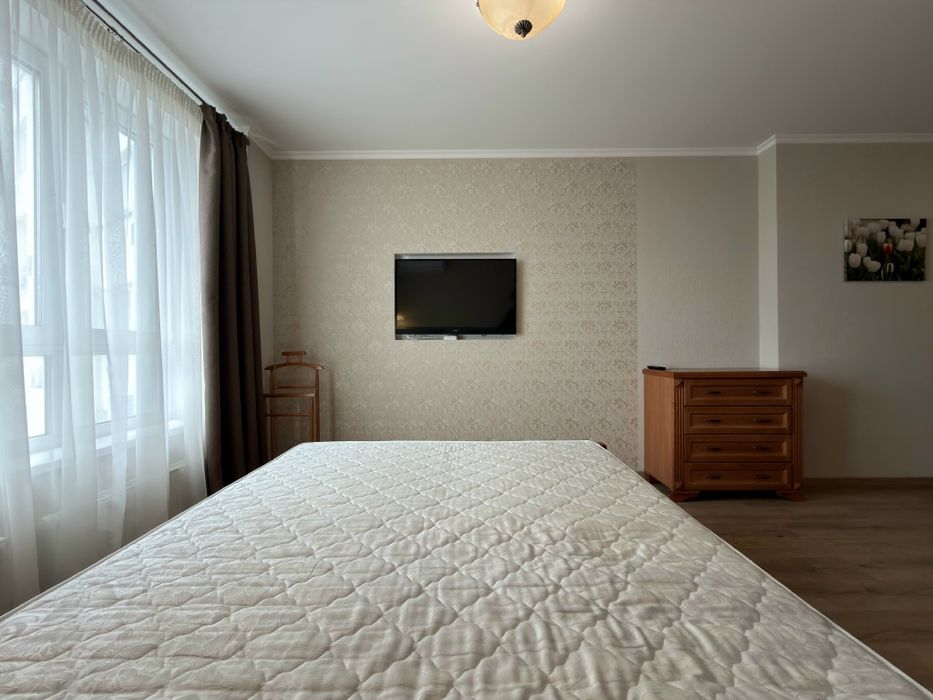 Глушкова 9в, біля Виставкового центру, 1 кімнатна 54м2, є генератор