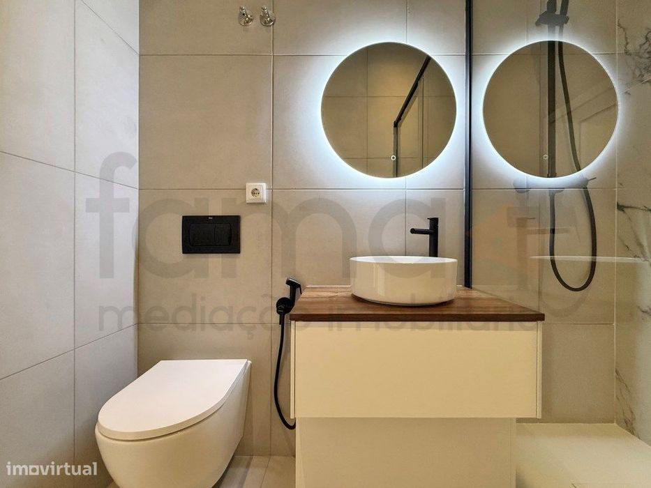 Apartamento T3 Remodelado com quintal, 2 Suítes e Closet na Av. Alm...