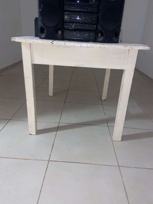 Mesa de madeira com gavetas por pintar