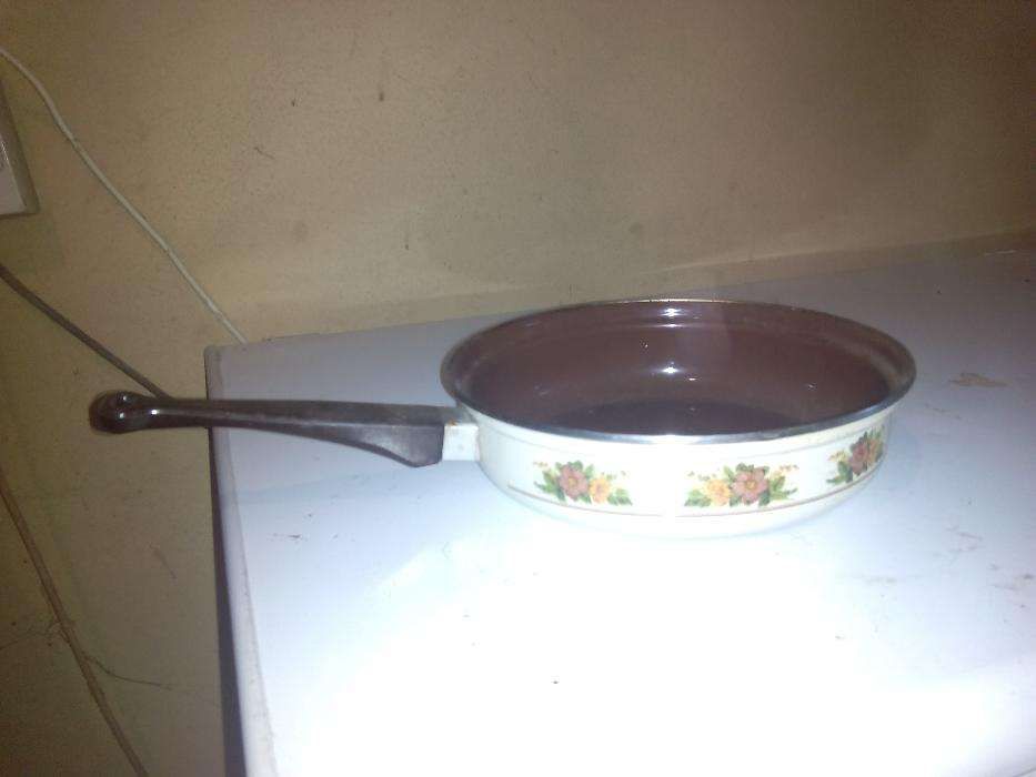 frigideira antiga em ferro para uso ou para enfeitar