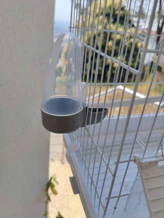 Gaiola com pé e brinquedos