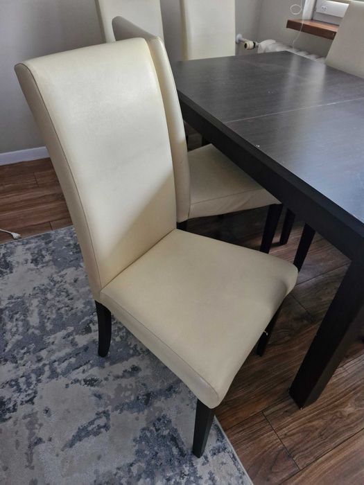 Stół i krzesła w komplecie