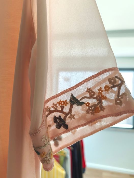 Conjunto Elegante de Duas Peças com Bordados Florais Exclusivos