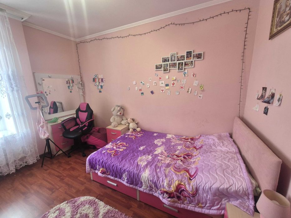 Укомплектована 3-кімнатна квартира в обжитому будинку.