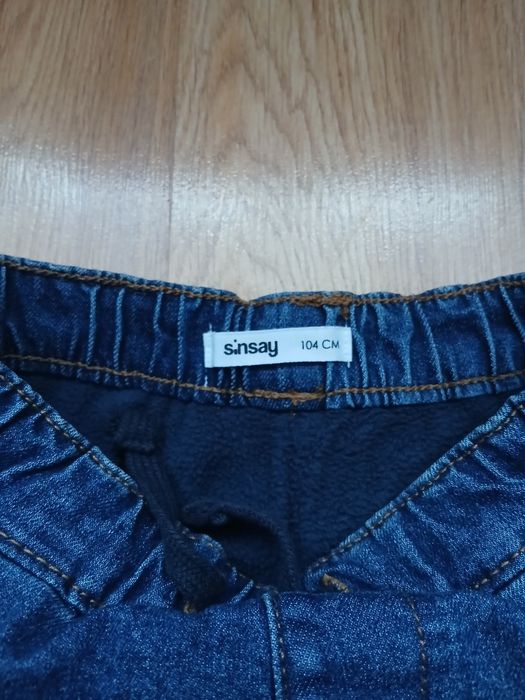 Sinsay spodnie chłopięce jeansowe joggery ocieplane polarem