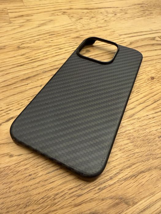 Etui Magsafe iPhone 15 pro jak Pitaka Aramid Carbon