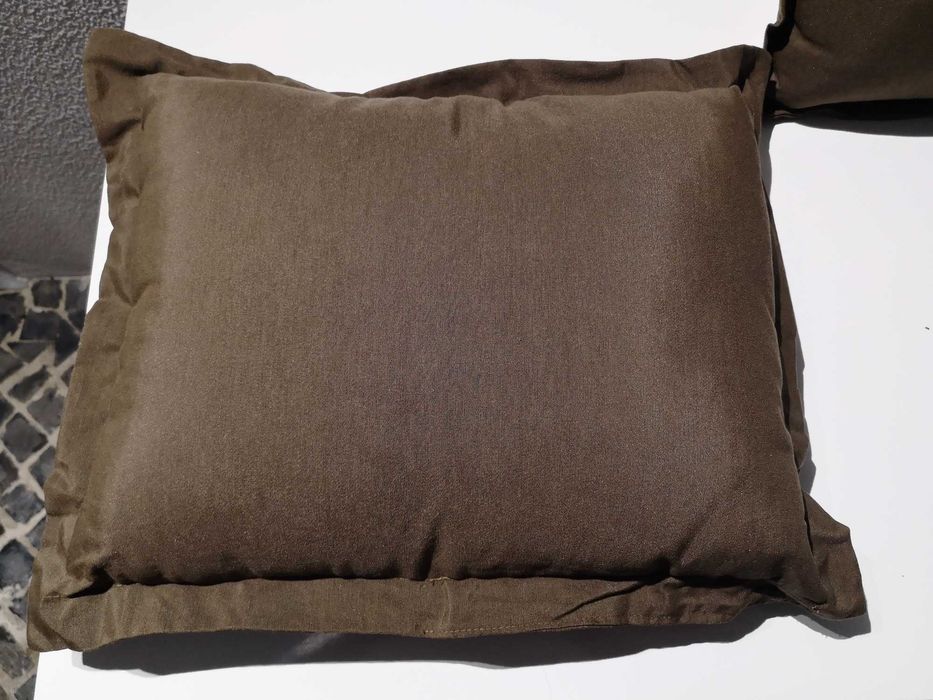 2 Almofadas castanhas com enchimento