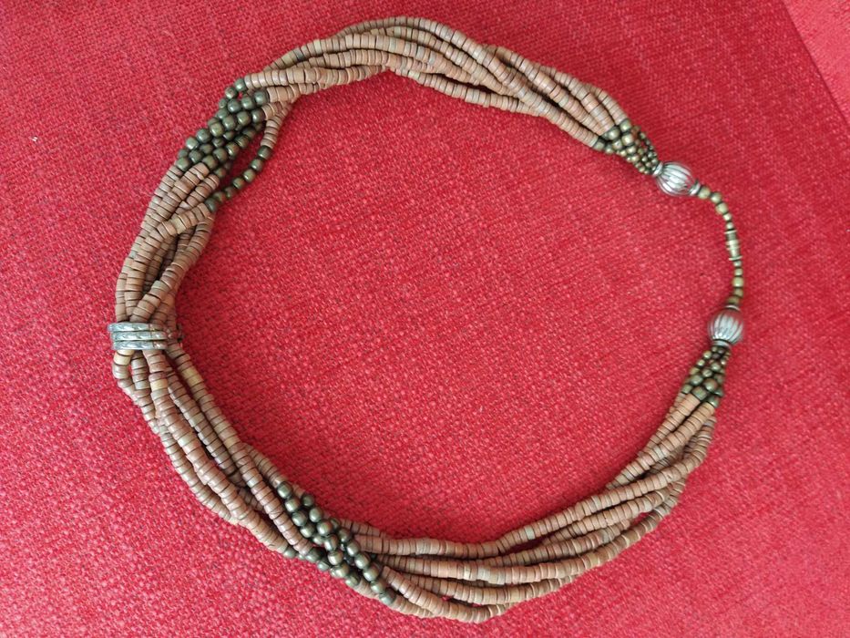 Colar tons terra e dourado com trabalhado lindissimo