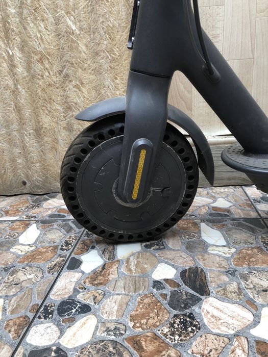 Продам самокат Xiaomi Mi Electric Scooter Essential