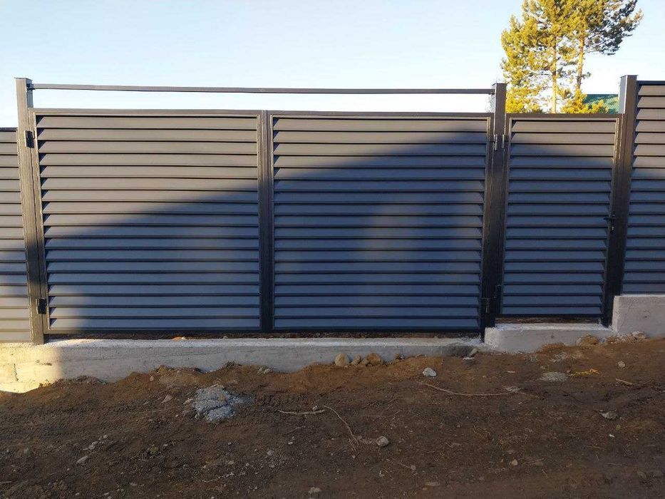 Паркан жалюзі. Металева огорожа. Паркан металевий.