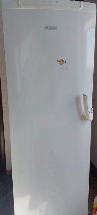 Продаю морозильну камеру Electrolux 285 л. No Frost