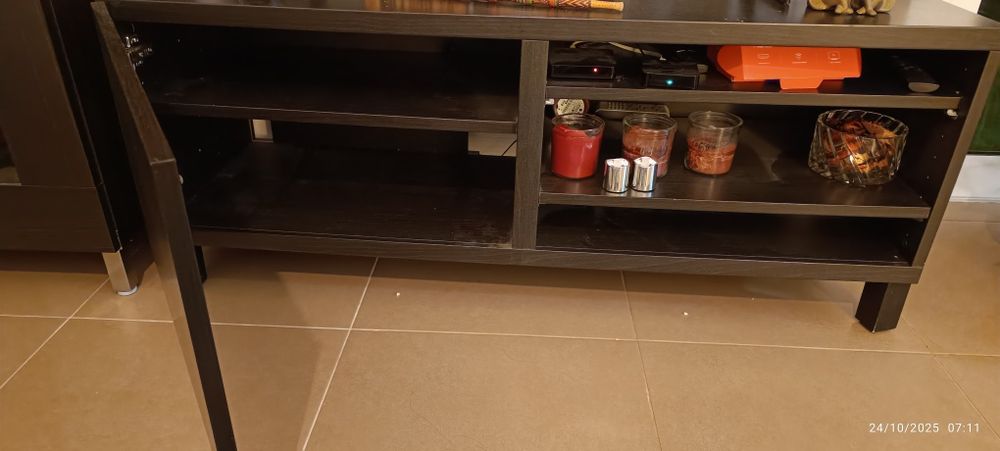 Moveis de sala, um TV e outro bar