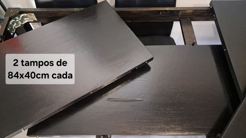 Mesa de madeira preta extensível
