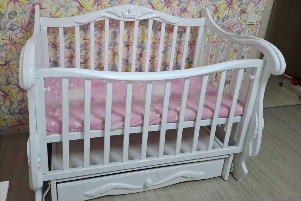 Дитяче ліжко в гарному старі , з маятником