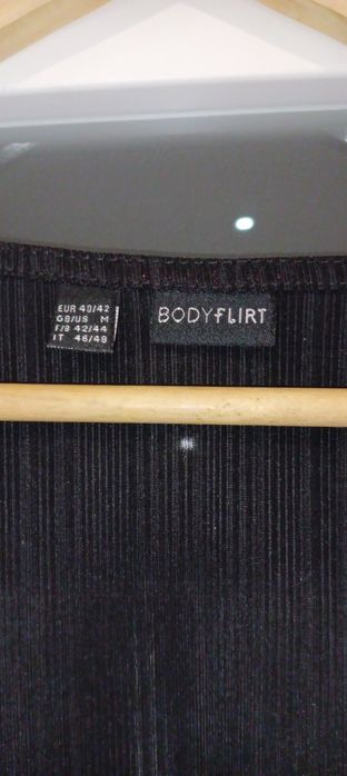 Błyszcząca bluzka z dekoltem na imprezę