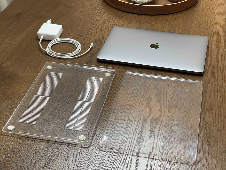 MacBook Pro 15" 2018 - i7 6-core 2.2GHz, 16Gb RAM, SSD 256Gb
