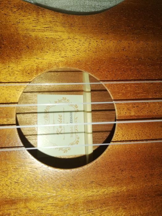 Ukulele tenor de madeiras nobres e saco