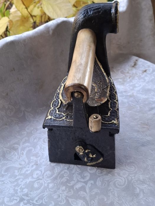 Żelazko węglowe typ komin.