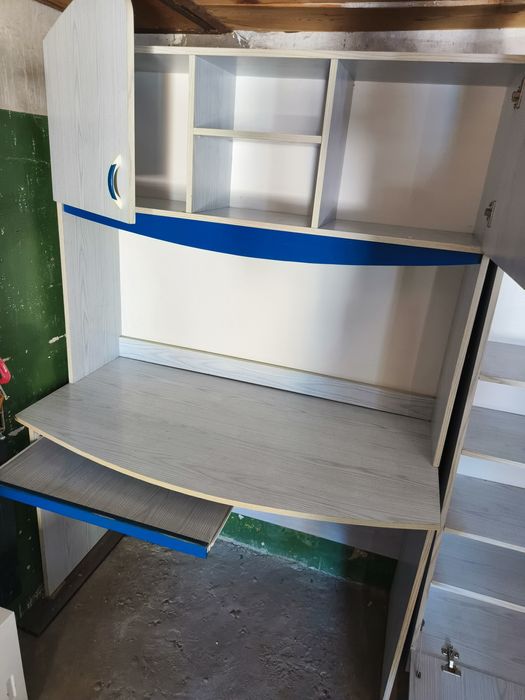 Продам комп'ютерний стіл з полками над ним