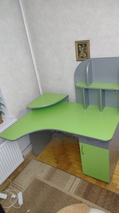 Комп'ютерний стіл