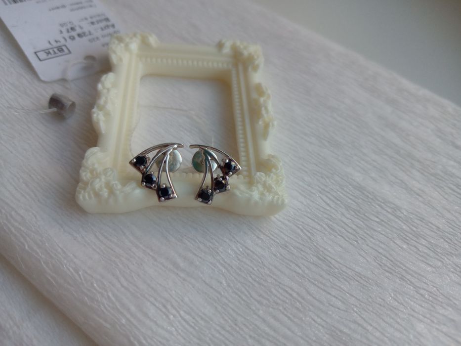 Серебряные серьги пусеты на закрутке гвоздики с камнем 925 проба