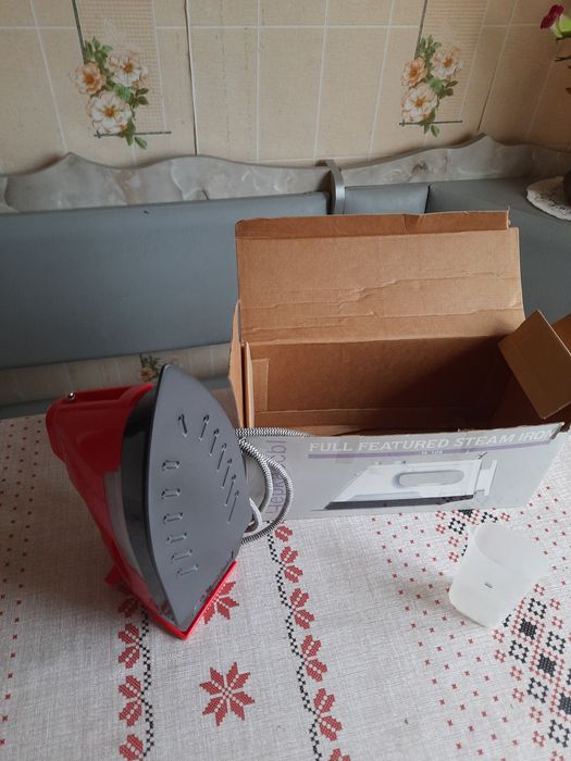 Утюг с отпаривателем новый