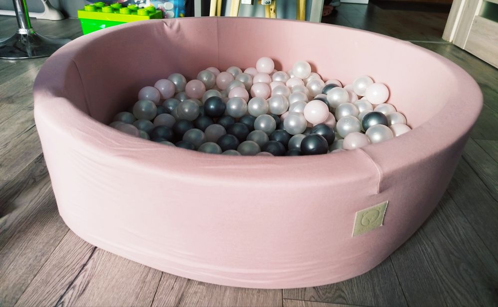 Różowy basen z kulkami